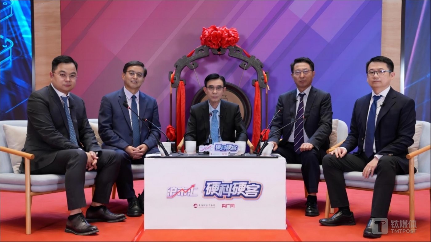 从左至右:广发证券发展研究中心总经理许兴军,中微公司董事长尹志尧,拓荆科技董事长吕光泉,华海清科总经理张国铭,中科飞测董事长陈鲁