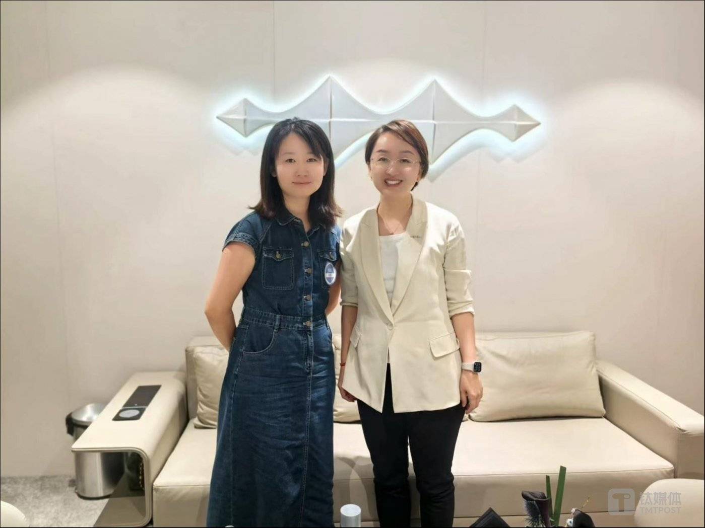 左:钛媒体汽车主编张敏 右:方程豹汽车总经理熊甜波